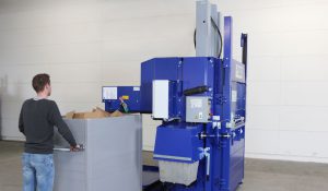 Strautmann Umwelttechnik: Kartonagen werden in die Ballenpresse geschoben
