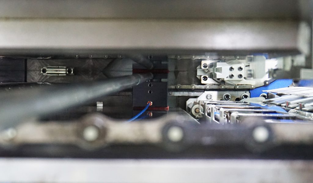 Eine Demontage der Kette in der Stanzmaschine ist nicht notwendig.