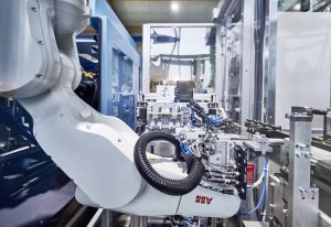 Knickarmroboter bei der Schneider Kunststofftechnik GmbH