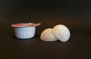 Prototypen von sich selbst auflösenden Kaffeemilchkapseln
