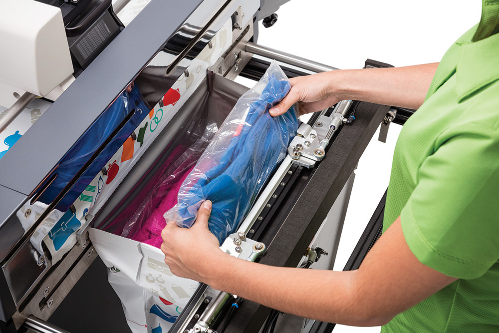 Mit Beutelformaten von bis zu 550 mm Breite lassen sich auf der Autobag 850S selbst größere Versandgüter problemlos verpacken.