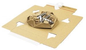 Die flexible Papiereinlage umschließt und schützt das Versandgut bereits optimal und macht den Einsatz weiterer Füllmaterialen aus Luftpolsterfolie, Schaum oder Papier überflüssig.