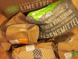 Inhalt einer HelloFresh-Kochbox mit Papiertüten und Cool Pouch