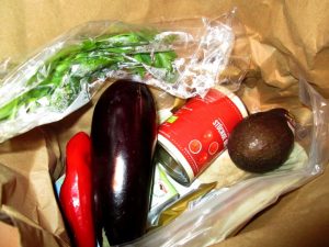 Blick in eine HelloFresh-Papiertüte für die Zutaten