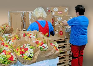 Co-Packing-Aktion zum Versand von Blumen und Präsenten zum Muttertag.