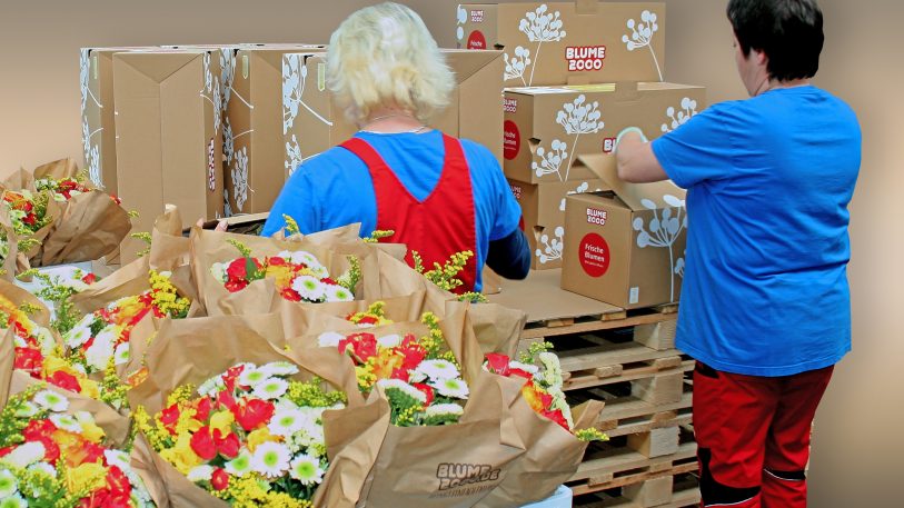 Co-Packing-Aktion zum Versand von Blumen und Präsenten zum Muttertag.