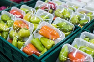 Verpackungen im Lebensmitteleinzelhandel (Bild: Goncharov­_Artem/shutterstock.com)