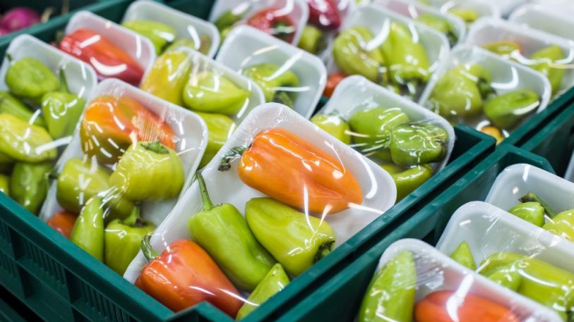 Verpackungen im Lebensmitteleinzelhandel (Bild: Goncharov­_Artem/shutterstock.com)