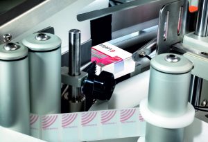 Packhandling-System MV-70-F von Laetus mit Öffnungsschutzetiketten