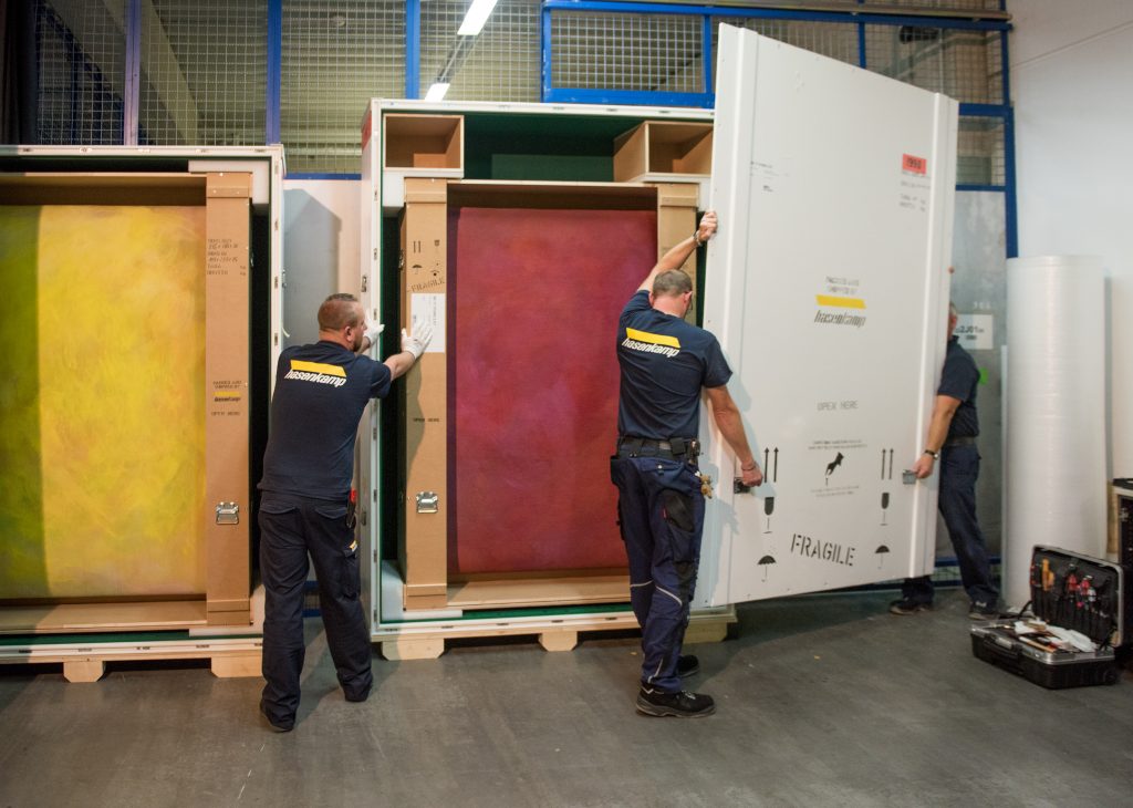 Fachgerechter Deckelverschluss einer großen Klimakiste. (Bild: Thekla Ehling)