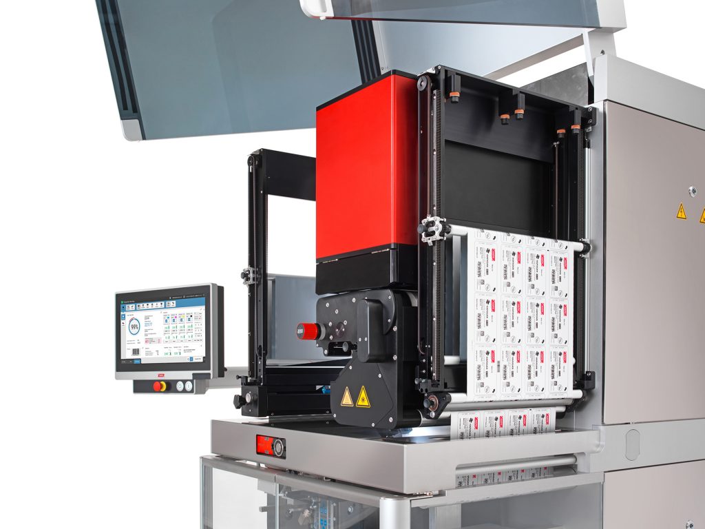 Der BlisterJet CMYK druckt Text und Grafiken vierfarbig auf vorgefertigte Blister.