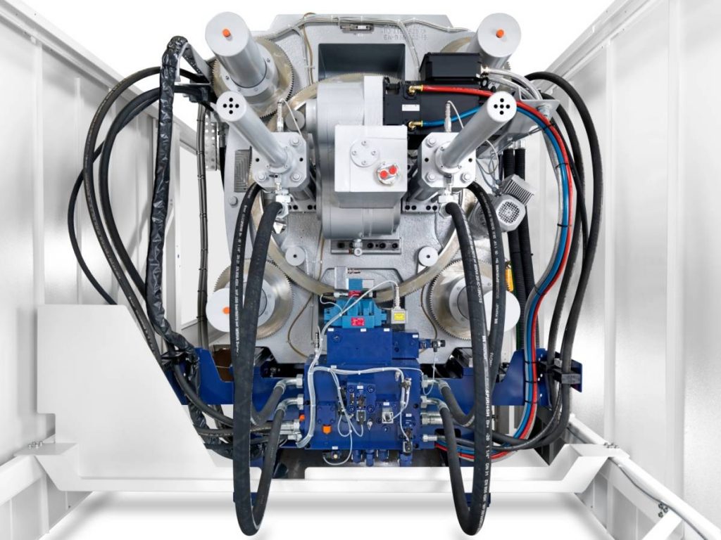 Fahrbewegung elektrisch, Schließkraftaufbau hydraulisch: Dank hybridem Antriebskonzept sind die Maschinen der ELIOS-Baureihe die jeweils Schnellsten ihrer Klasse. Fahrbewegung elektrisch, Schließkraftaufbau hydraulisch: Dank hybridem Antriebskonzept sind die Maschinen der ELIOS-Baureihe die jeweils Schnellsten ihrer Klasse.