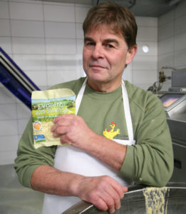 Inhaber Franz Gürber ist stolz auf seine Nudelproduktion. Bild: Ishida
