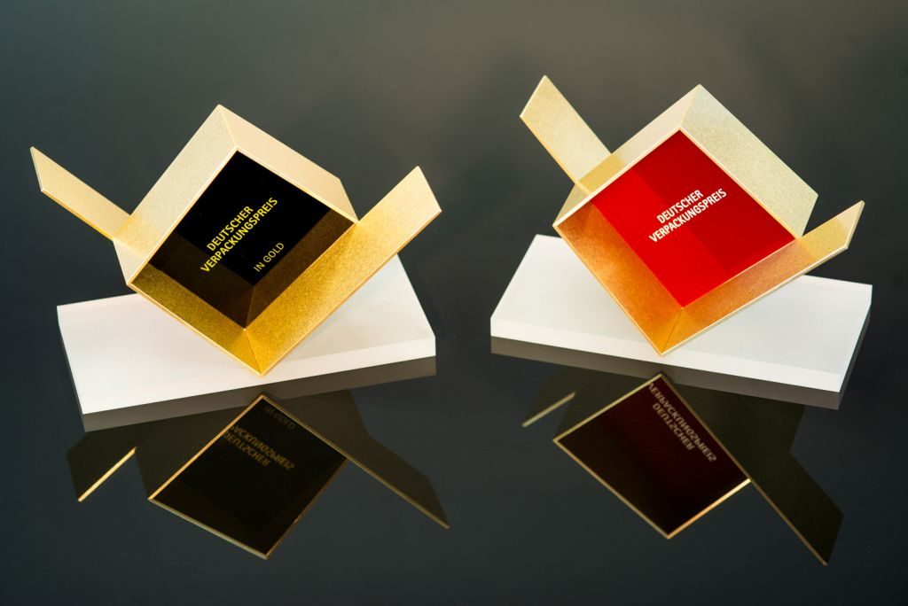Trophäen für den Deutschen Verpackungspreis 2018