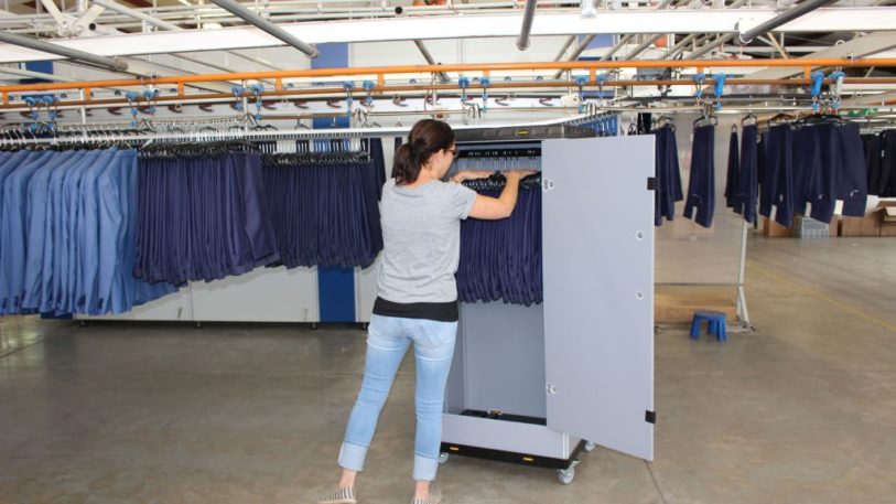 Fast-Fashion-Container von Walther Faltsysteme für hängend aufbewahrte Kleidungsstücke