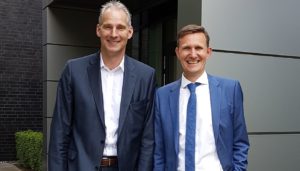 Frank Rieker (l.) und Thomas Rose, Geschäftsführer der Deriba Group