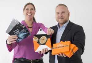 Kartonveredelung Knapp zeigt eine „Food“-Musterbox und eine Kartonverpackung mit Hologrammen
