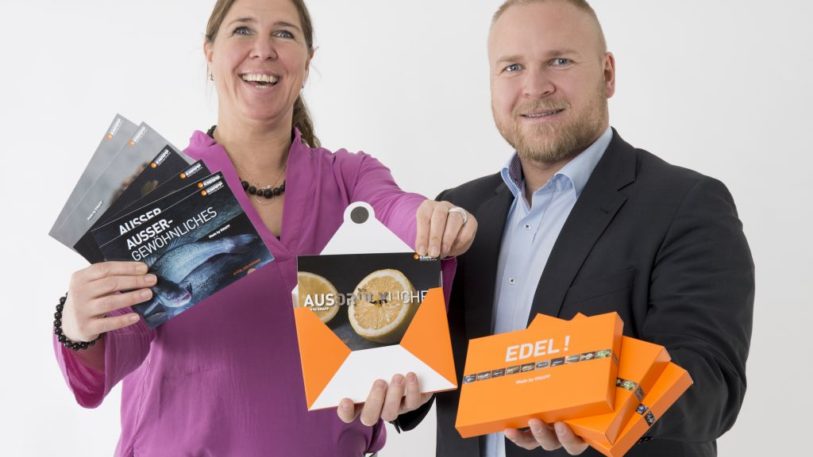 Kartonveredelung Knapp zeigt eine „Food“-Musterbox und eine Kartonverpackung mit Hologrammen