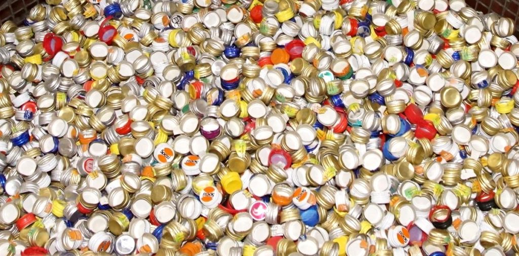 Sammelcontainer für Verschlüsse, die für Nordbräu recycelt werden. (Bild: broesele)