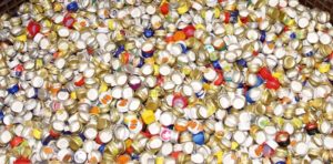 Sammelcontainer für Verschlüsse, die für Nordbräu recycelt werden. (Bild: broesele)