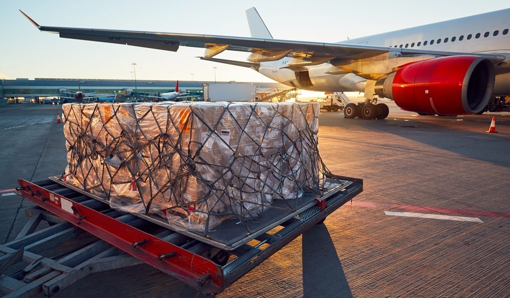Luftfracht bei der Abfertigung. (Bild: Jaromir Chalabala shutterstock.com)