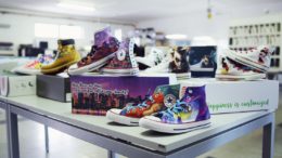 Sneakers bedruckt mit von Kunden online bereitgestellten Motiven (Bild: Memjet)