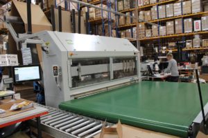 Aufstellung der Packsize EM7 bei Loewe in Herford mit Querförderband (Bild: Packsize GmbH)