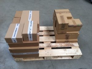 Größenvergleich: Waren in Standardkartons verpackt vs. Verpackung mit Packsize-Anlage