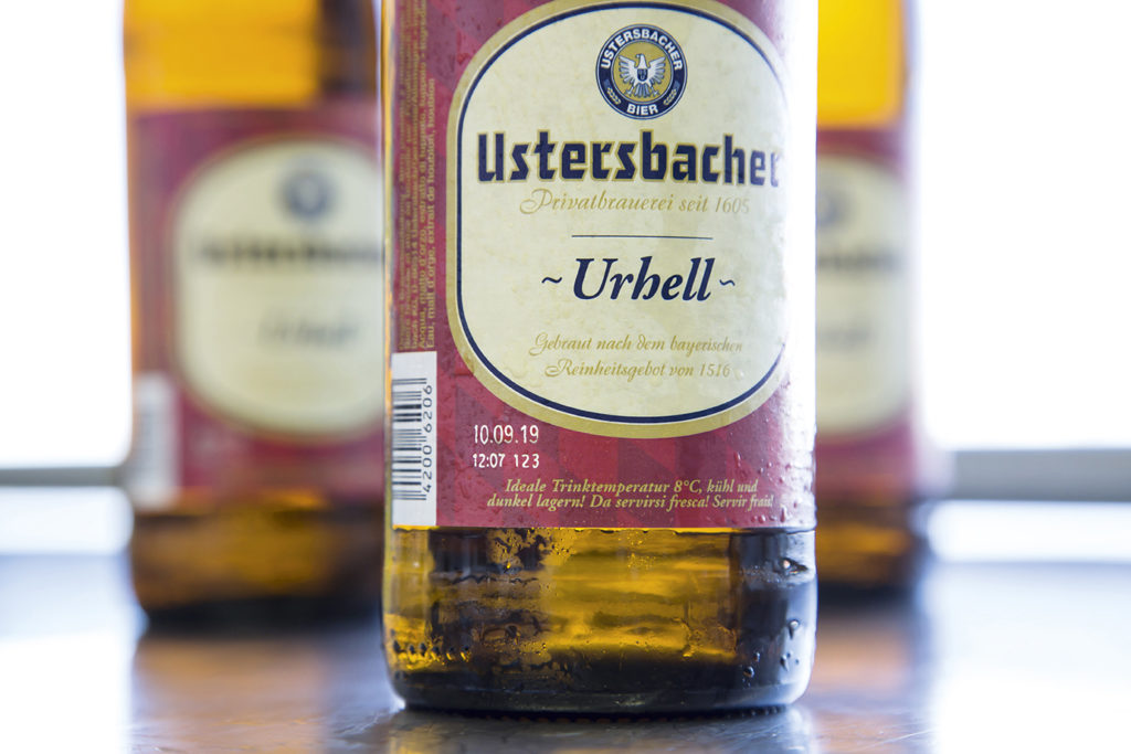 Der Laser markiert jede Flasche zweizeilig mit einem Mindesthaltbarkeitsdatum, dem minutengenauen Produktionszeitpunkt und einer weiteren Chargeninformation. (Bild: Bluhm Systeme GmbH)