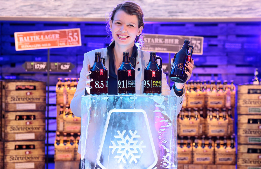 Christine Lorenz von der Störtebeker Braumanufaktur präsentiert die vier Eisbock-Biere im Growler. (Bild: Störtebeker Braumanufaktur GmbH)