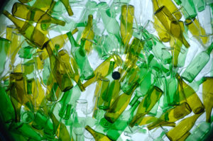 Glasflaschen (Bild: Josep Curto/shutterstock.com)