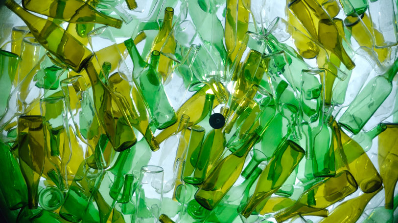 Glasflaschen (Bild: Josep Curto/shutterstock.com)