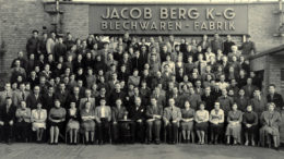 Die Mitarbeiter der Jakob Berg Blechwaren Fabrik 1926. (Bild: Bericap)