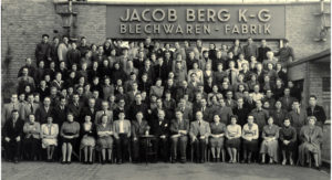 Die Mitarbeiter der Jakob Berg Blechwaren Fabrik 1926. (Bild: Bericap)