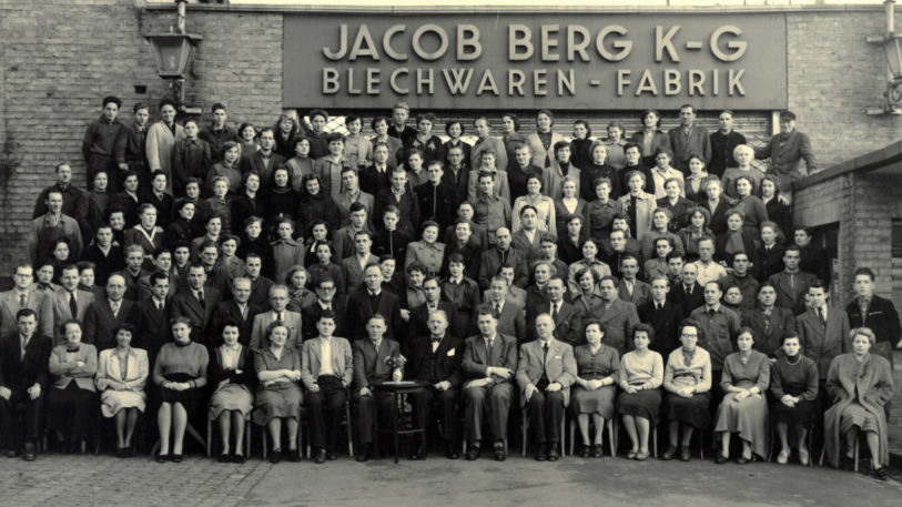 Die Mitarbeiter der Jakob Berg Blechwaren Fabrik 1926. (Bild: Bericap)