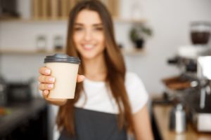Mit den Produkten der Hoerauf-Maschinenfabrik werden unter anderem Coffee-to-go-Becher produziert