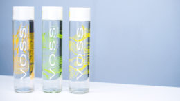 In Glasflaschen füllt Voss kohlensäurehaltiges Wasser sowie Flavoured Water ab. (Bild: Krones AG/Theresa Stanglmair)