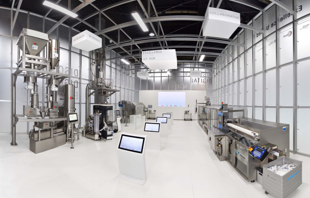 Anhand einer Produktionslinie wurden im Cube auf der ACHEMA die Einsatzmöglichkeiten des von den Excellence-United-Partnern gemeinsam entwickelten IoT-Hub demonstriert. Dabei handelt es sich um eine offene und modulare Plattform für Softwareentwicklung und Systemintegration.