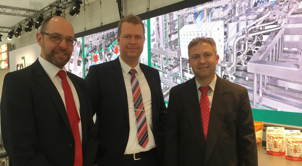 Michael Fahr (Leuze electronic), Jan Kronenberg und Thomas Berger (SN Maschinenbau) zeigen sich zufrieden mit dem Ergebnis (v.l.n.r.). (Bild: Leuze)