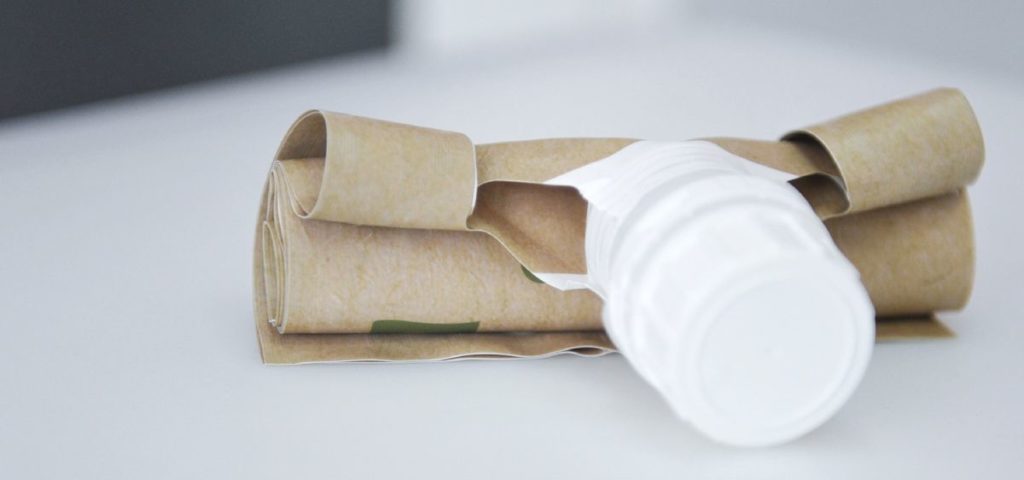 Zusammengerollt nimmt der flexible Farbbeutel wenig Platz im Hausmüll ein