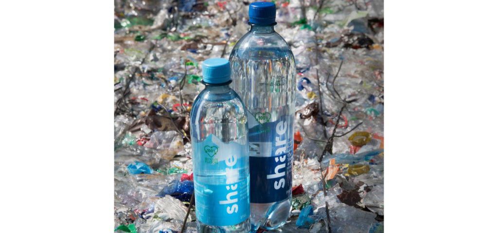 Erste PET-Flasche von share aus 100 Prozent Rezyklat