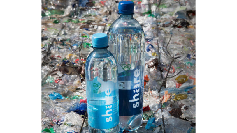 Erste PET-Flasche von share aus 100 Prozent Rezyklat