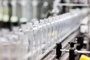 Die glasklaren Frosch-Flaschen bestehen zu 100 Prozent aus PET aus Post-Consumer-Plastik. (Foto: Werner & Mertz/Heribert Piel)
