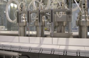Die MLF 5044 Füll- und Verschließmaschine für Vials arbeitet mit einer Peristaltikpumpe und 100 Prozent In-Prozess-Kontrolle.
