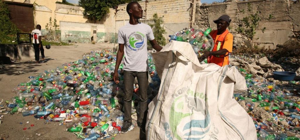 Sammeln von Plastikabfall in Afrika (Bild: Henkel)