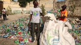 Sammeln von Plastikabfall in Afrika (Bild: Henkel)