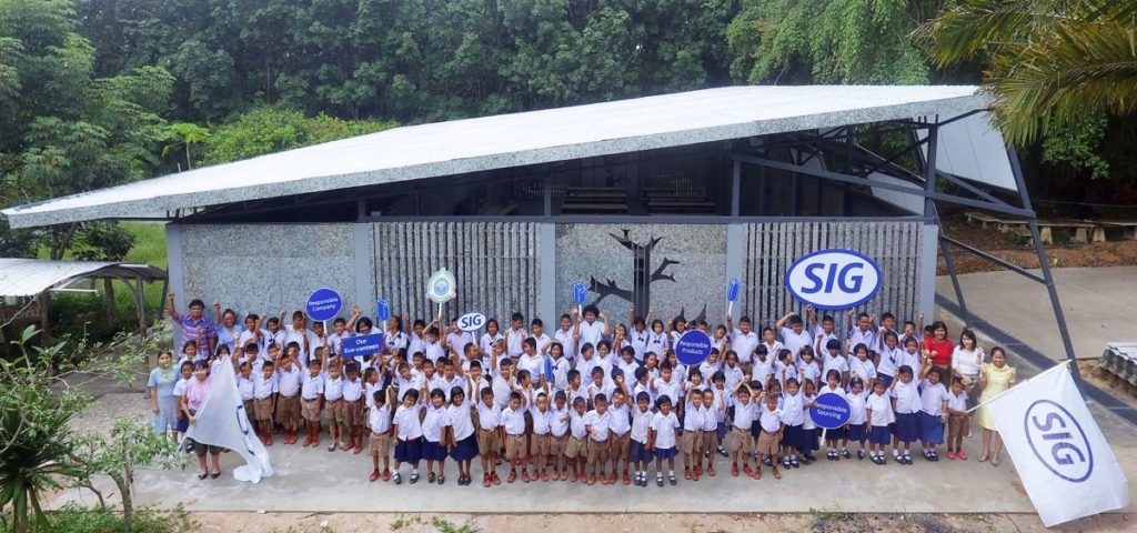 Schüler vor der Schulkantine aus gebrauchten Getränkekartons