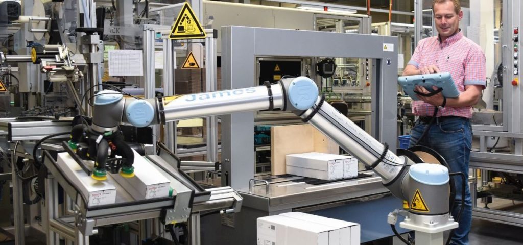 Christph Kaiser ist von Cobot „James“ überzeugt (Bild: Universal Robots)