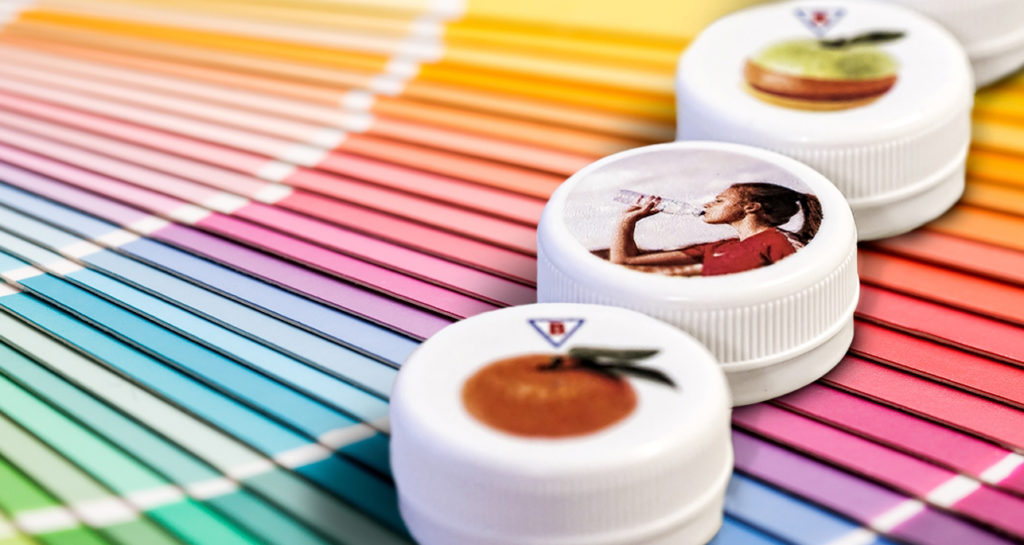 Digitaldruck ist für Verschlüsse in verschiedenen Durchmessern möglich und bietet exzellenten Bilderdruck für Marketingkampagnen und Kleinserien. Im Vergleich zu vielen bisherigen Lösungen können nun auch farbige Verschlüsse nach Kundenwunsch bedruckt werden. (Bild: Bericap)