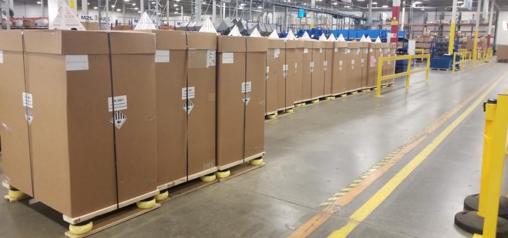 Der Kommissionierroboter „Chuck“ wird im Lager eingesetzt